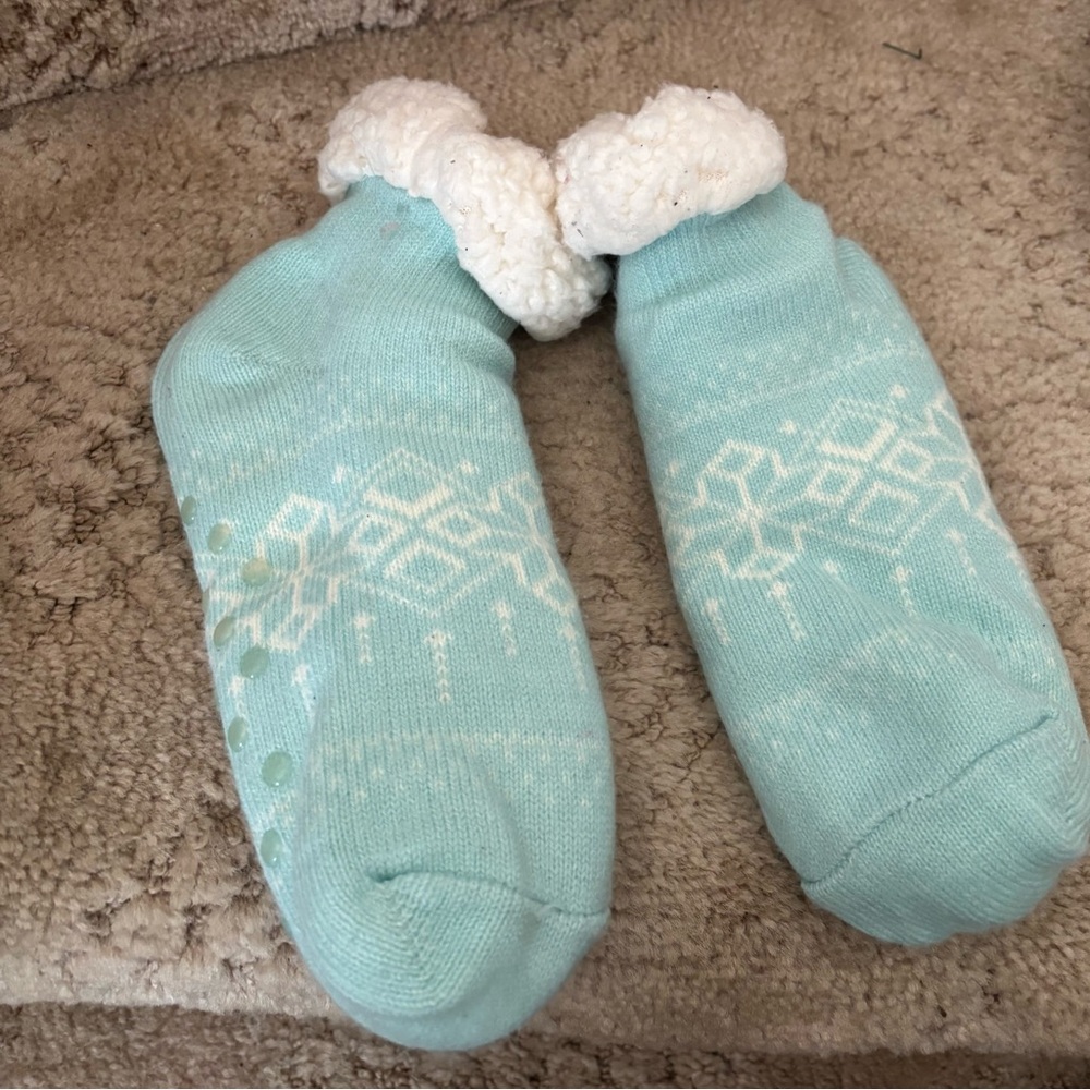 BLUE & WHITE FUZZY SLIPPER SOCKS